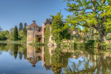 Scotney Kale hendeği geniş görünümünde ağaç yansıması ile