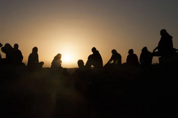 Siluetas Personas Desierto Amanecer —  Fotos de Stock