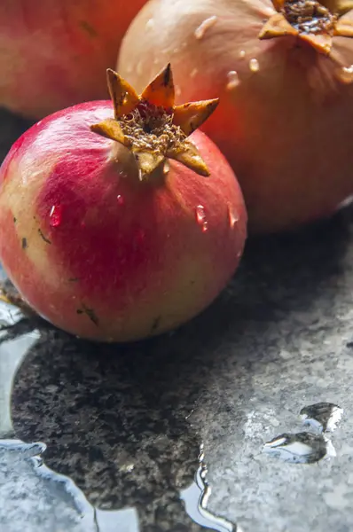  mermer yan tahta üzerinde tüm ıslak nar