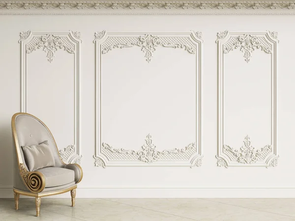 Klassischer Barocksessel Klassischen Interieur Wände Mit Formteilen Und Dekoriertem Gesims — Stockfoto
