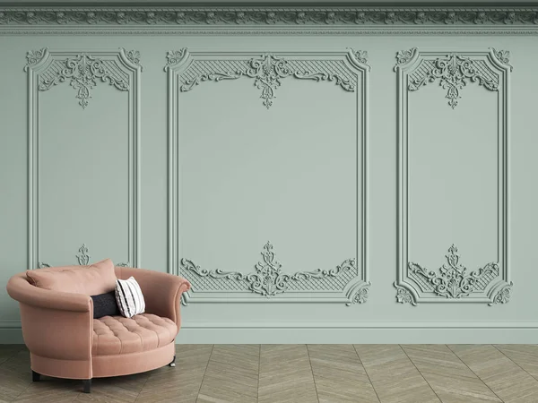 粉红色簇绒扶手椅在经典复古内部与复制空间 白色的橄榄墙 装饰的檐口 地板木地板的人字形 数字插图 — 图库照片