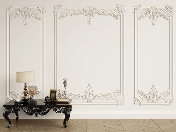 Mesa esculpida clássica com decoração no interior clássico com cópia s — Fotografia de Stock