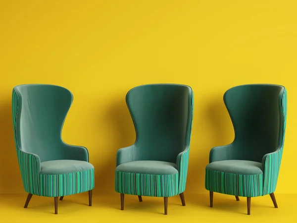 Класичні крісла на зеленому кольорово-жовтому тлі з копією s — стокове фото