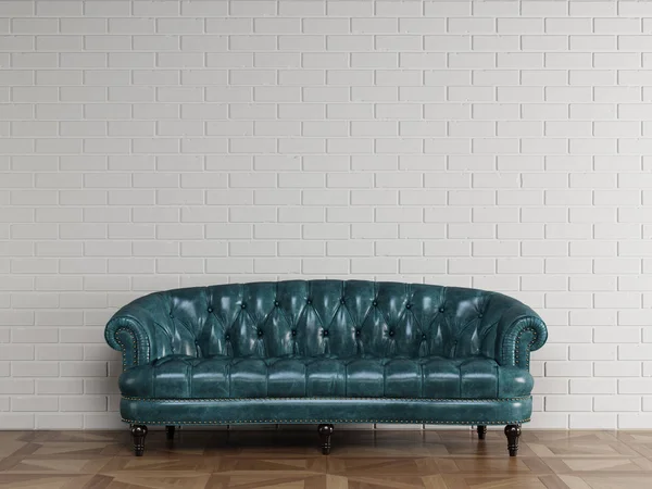 Κλασικός μπλε δερμάτινος καναπές μπροστά από λευκό τούβλο τοίχου — Φωτογραφία Αρχείου