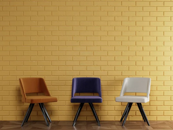 3 διαφορετικές καρέκλες σε μοντέρνο στυλ στέκεται μπροστά από το κίτρινο b — Φωτογραφία Αρχείου