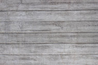 Üzerinde tahta izleri olan gri beton bir duvar. Yatay çizgiler.