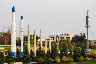 Tahran, İran - Kasım 2019. İslam Devrimi ve Kutsal Savunma Müzesi 'nde füzeler.