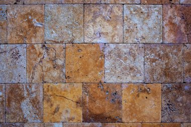 Kahverengi mermer bloklardan bir duvar. Doku arkaplanı.