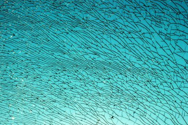 Kırık cam, mavi bir arka planda. Pencereyi kırdım. Doku arkaplanı. Kapat..