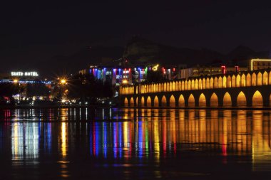 İsfahan, İran - Kasım 2019. Allah verdi Khan Köprüsü, halk arasında Si-o-se-pol olarak bilinir, Zayanderud nehri üzerindeki otuz üç kemerli köprü. Riverside, gece lambaları. Uzun pozlama.
