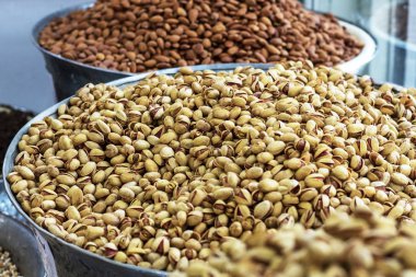 Doğu pazarında bir yığın taze fıstık (fıstık ve badem)..