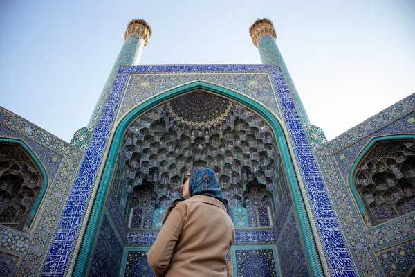 Isfahán Irán Noviembre 2019 Una Niña Con Abrigo Pañuelo Azul — Foto de Stock