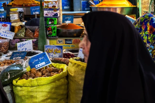 Isfahan Irán 2019 November Csadori Fűszerbolt Mellett Sétál Grand Bazaarban — Stock Fotó
