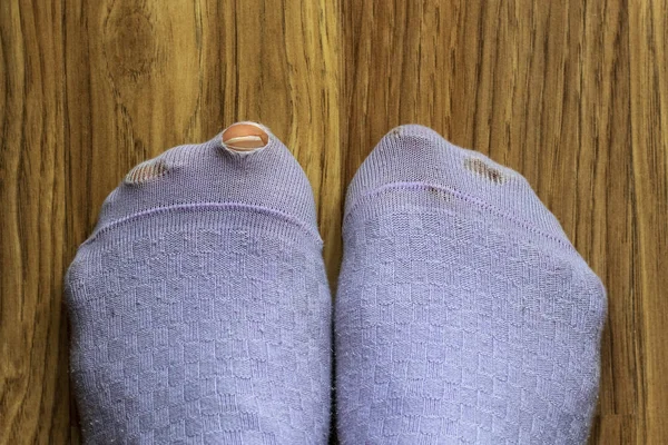 Getragene Socken Mit Einem Loch Und Einem Finger Der Aus — Stockfoto