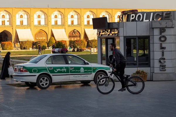 Isfahán Irán Noviembre 2019 Ciclista Pasa Por Coche Policía Iraní — Foto de Stock