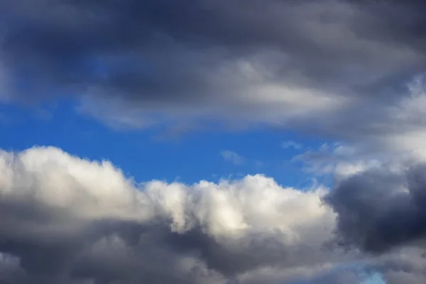 Ciemne Burze Czyste Błękitne Niebo Środku — Zdjęcie stockowe