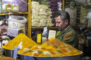 İsfahan, İran - Kasım 2019. Doğu pazarında baharat satıcısıyım. Sokak pazarında farklı renkte baharatlar yığını.