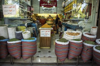 Shiraz, İran - Kasım 2019. Doğu Çarşısı 'ndaki bir baharat dükkanında kurutulmuş aromatik ot ve baharat dolu poşetler..