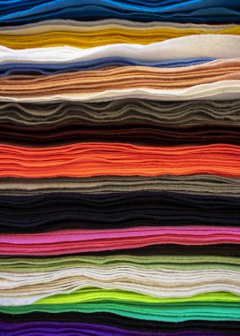 Renkli rengarenk keçeli kağıt yığını..