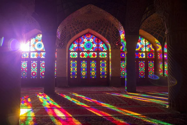 Shiraz, İran - Kasım 2019. Nasir-ol-molk Camii sabahları renkli ışıklarla doludur. İç görünüm.