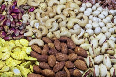 Baharatlı kabak çekirdeği ve kavrulmuş fındık karışımı. Kapat, üst görünüm.