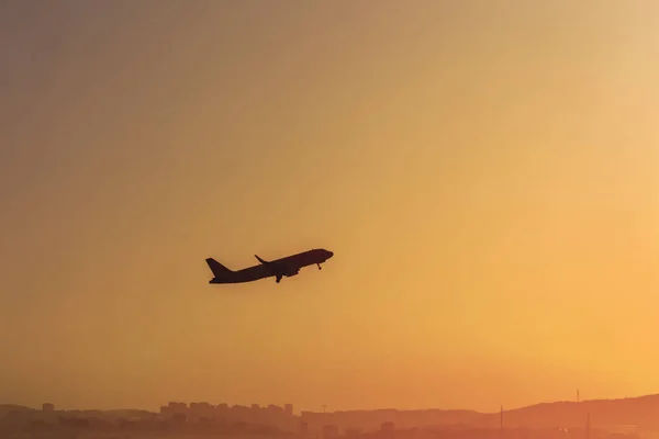 Silhouette Sombre Avion Prend Altitude Dessus Une Ville Sur Fond — Photo