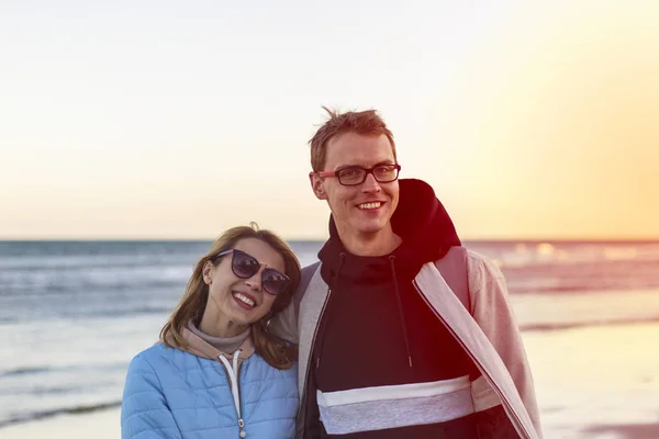 Portrait Happy Loving Couple Sunset Background Sea Travel Cold Season — Stock Photo, Image