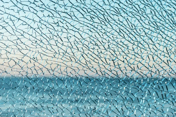Utsikt Över Hav Och Himmel Genom Krossat Glas — Stockfoto