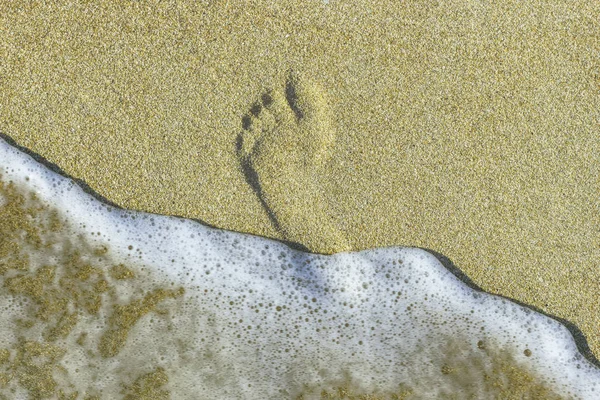 砂浜の足跡と波 — ストック写真