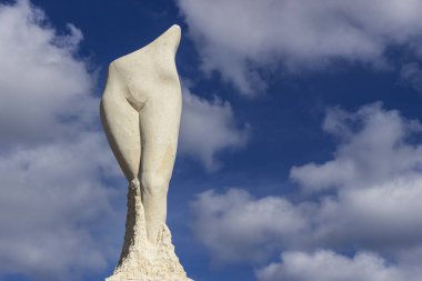 Ayia Napa, Kıbrıs - Ocak 2020. Ayia Napa Heykel Parkı 'nda kadın bacakları heykeli.