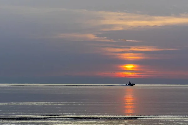 Boat Sails Sea Beautiful Sunrise — 스톡 사진