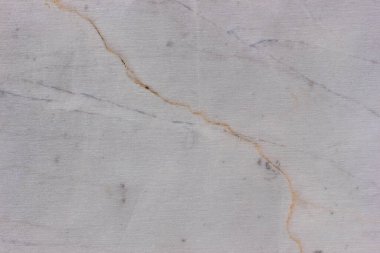 Kırık mermer yüzeyde gri çizikler var. Mermer doku arkaplanı.