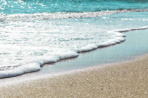 Bakgrund Sandstrand Och Skummat Havsvatten Sommaren — Stockfoto