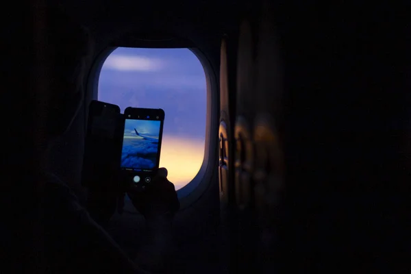 Passager Avion Prend Une Photo Ciel Soir Travers Hublot Par — Photo