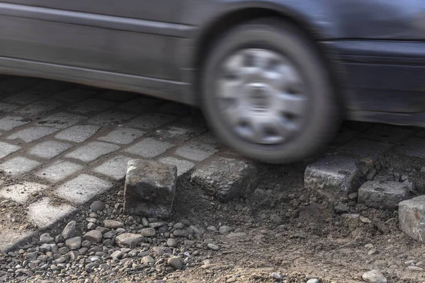 Aracın Tekerleği Hasarlı Yol Yüzeyinden Geçiyor Hareket Bulanıklığı Kötü Yol — Stok fotoğraf