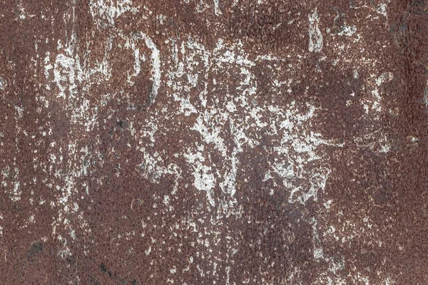 Eski Beyaz Boya Soyulmuş Paslı Metal Bir Plakadan Parçalanmış Koyu — Stok fotoğraf
