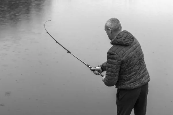 Ember Horgászbottal Fog Egy Halat Horgászni Esőben Fekete Fehér Fénykép — Stock Fotó