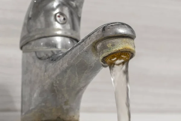 Vecchio Rubinetto Del Lavandino Del Bagno Contaminato Con Calcio Sporcizia — Foto Stock