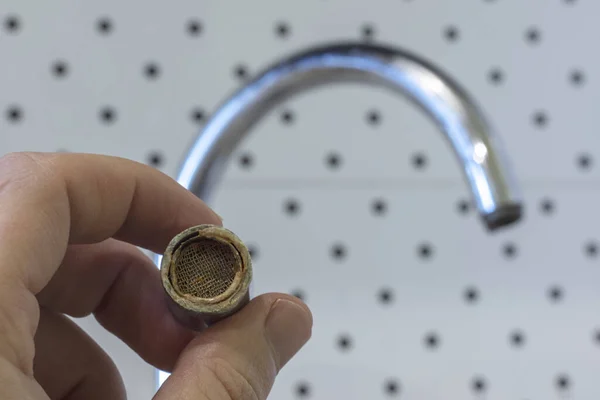 Perbaikan Kitchen Sink Faucet Penghapusan Close Aerator Tekan — Stok Foto