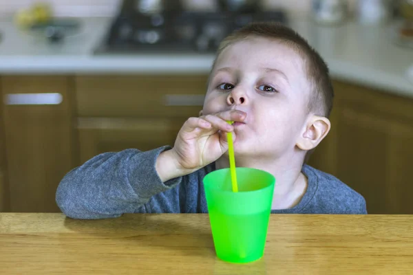Mooi Kind Drinkt Een Frisdrank Door Een Plastic Rietje Keuken — Stockfoto