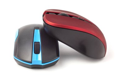 Beyaz bir arkaplanda iki kablosuz bilgisayar faresi izole edilmiş..