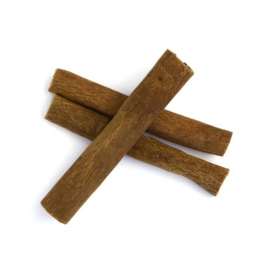 Beyaz arka planda izole edilmiş tarçın çubukları. Üst görünüm.