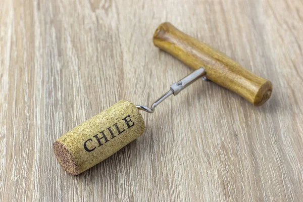 Základní Vývrtka Zátkou Dřevěném Stole Název Vinařské Země Chile Napsán — Stock fotografie