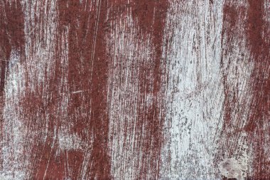 Paslı metal plaka üzerinde beyaz boya izleri. Paslı metal yüzey dokusu arka planı.