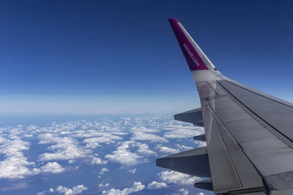 Larnaca Kıbrıs Ocak 2020 Gökyüzünde Wizzair Uçak Kanadı — Stok fotoğraf