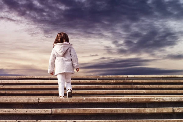 Little Girl White Clothes Rises Wide Concrete Stairs Front Her — Stock Photo, Image