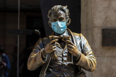 Lviv, Ukrayna - Nisan 2020. Yüzünde tıbbi maske olan yazar Leopold von Sacher-Masoch için bir anıt. Karantina ve tecrit kavramı.