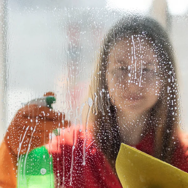 Seorang Gadis Sedang Mencuci Jendela Rumah Foto Melalui Gelas Kotor — Stok Foto