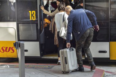 İstanbul, Türkiye - Kasım 2019. Bagajlı yolcular havaalanı otobüsüne binsin..