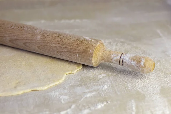 Rolling Pin Ciastem Drewnianym Blat Rozwałkowane Ciasto Pizzę — Zdjęcie stockowe